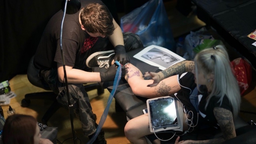 100 tattoo artista tri dana u Kostreni
