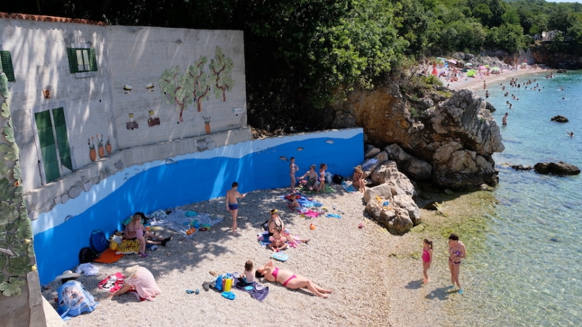 Prekrasni mural krasi malu kostrensku plažu