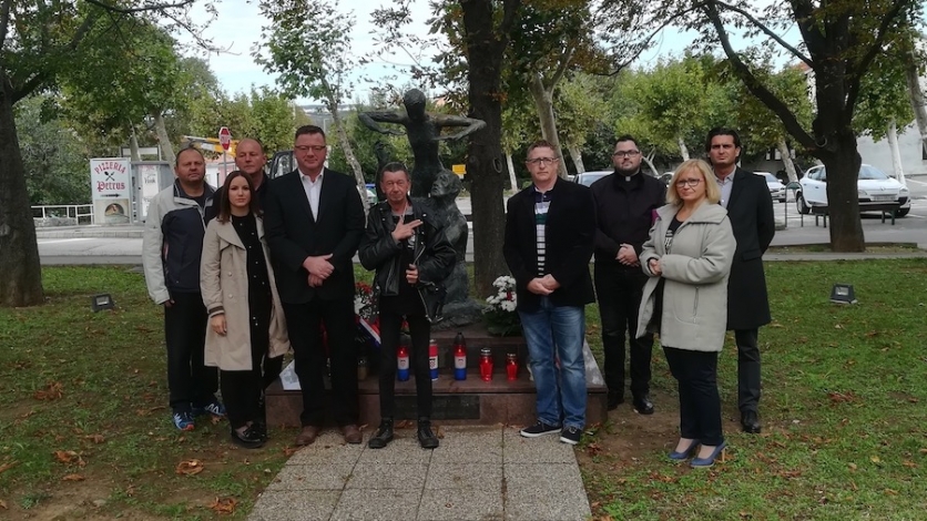 Vijenci i svijeće za hrvatske branitelje na Dan neovisnosti