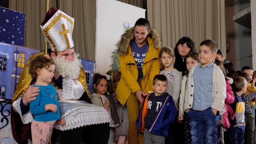 Sv. Nikola djeci na Čavlima donio predstavu i 400 poklona 