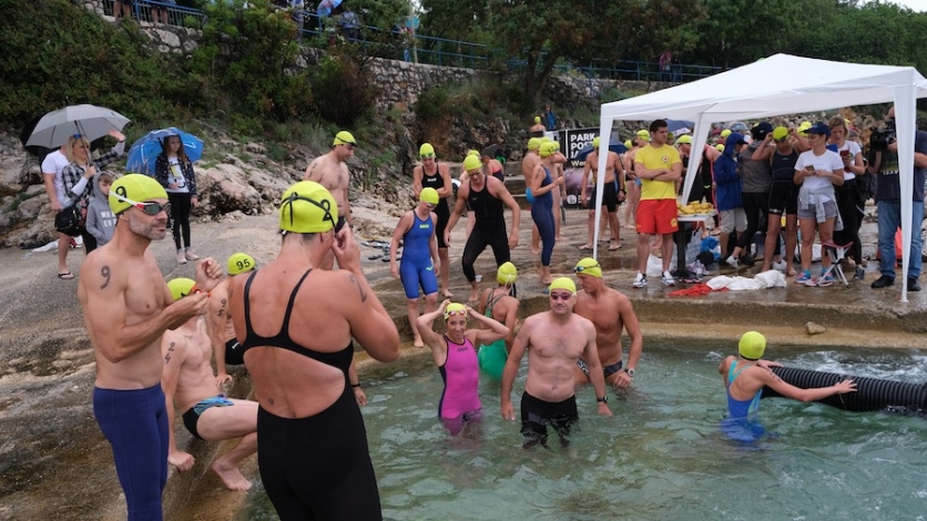 Kišni plivački maraton u Kostreni okupio 80- ak sudionika