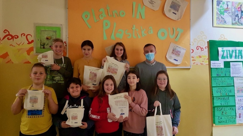 Bakarski osnovnoškolci poručili: “Platno IN plastika OUT”