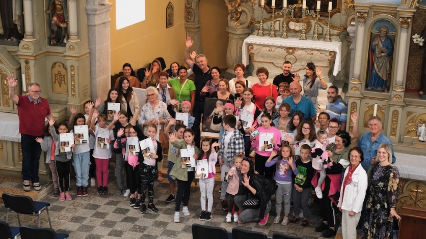 Djeca fotografijama i crtežima ukrasila bakarsku crkvicu