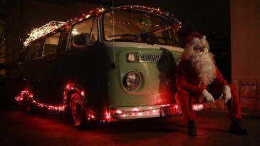 Djed Božićnjak stiže VW kombijem