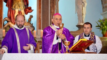 Nadbiskup Devčić u kanonskoj vizitaciji jelenskoj župi  