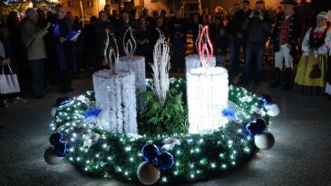Paljenjem svijeće na velikom vijencu počeo Božić u Bakru