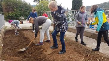 Vrijedni bakarski učenici uređuju školski vrt