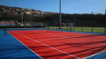 Nogometno igralište i teniski teren uređeni u Kostreni
